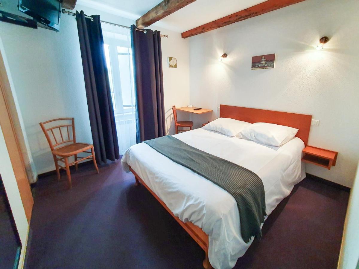 Hôtel Les Tilleuls de Pareloup à Salles-Curan Extérieur photo