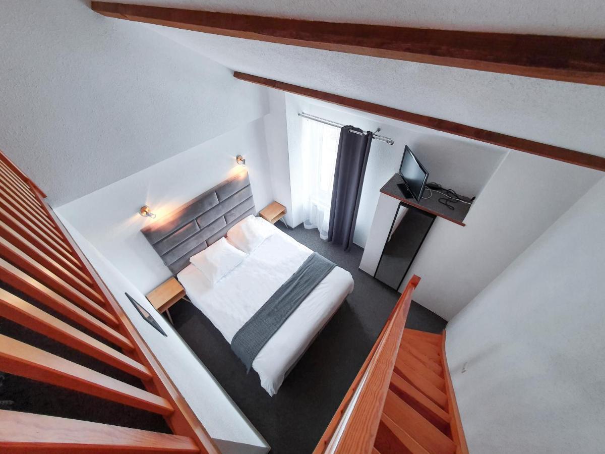 Hôtel Les Tilleuls de Pareloup à Salles-Curan Extérieur photo