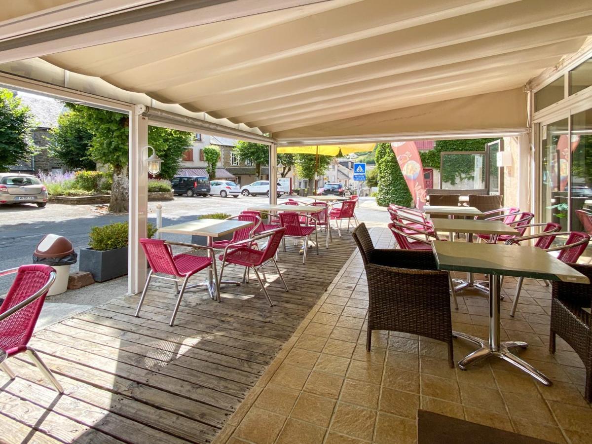 Hôtel Les Tilleuls de Pareloup à Salles-Curan Extérieur photo