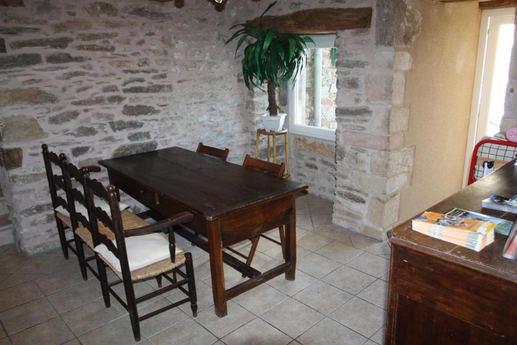 Hôtel Les Tilleuls de Pareloup à Salles-Curan Extérieur photo